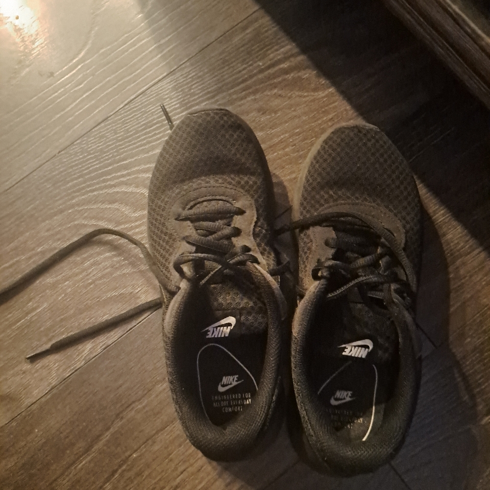Nike Black Athletic Shoes Mesh Upper - Picture 2 of 4